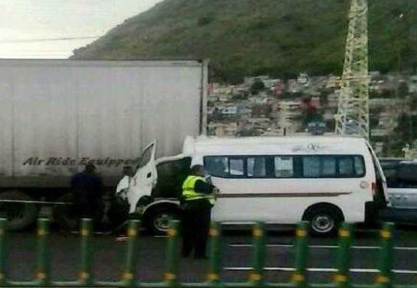 Combi se estrella contra un camión y mueren tres pasajeros | El Imparcial de Oaxaca