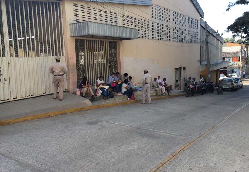 Continúan empleados de Salud de Pinotepa Nacional en paro de labores | El Imparcial de Oaxaca
