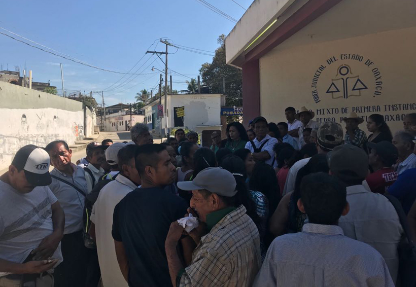 Defraudados de Corporativo Azteca se manifiestan en Pochutla, Oaxaca