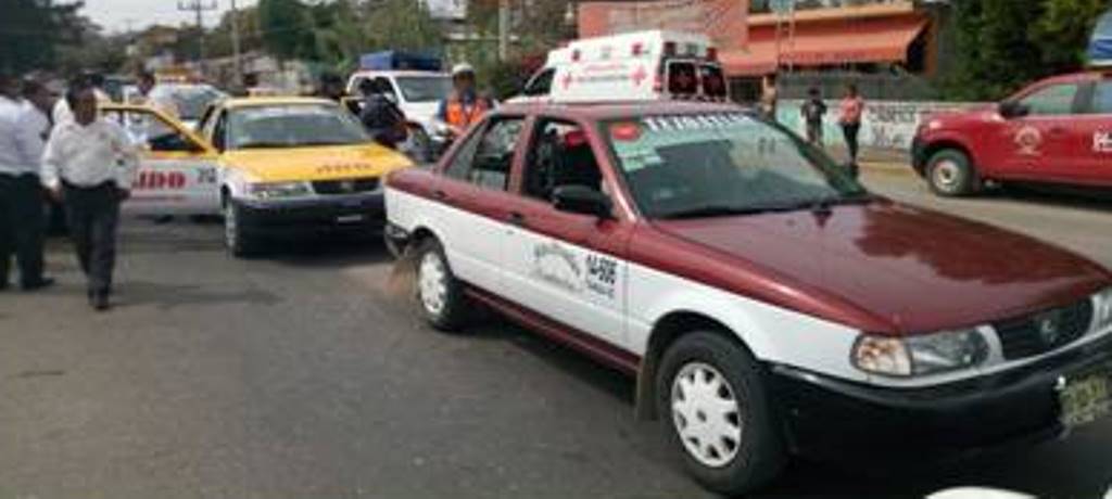 Chocan taxis en Oaxaca:  2 lesionados | El Imparcial de Oaxaca