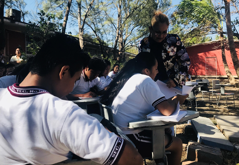 Escuela Secundaria de Juchitán da clases a la intemperie