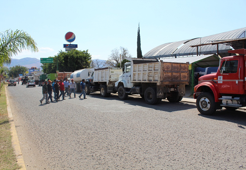 Exigen materialistas de la Mixteca pagos por obras | El Imparcial de Oaxaca