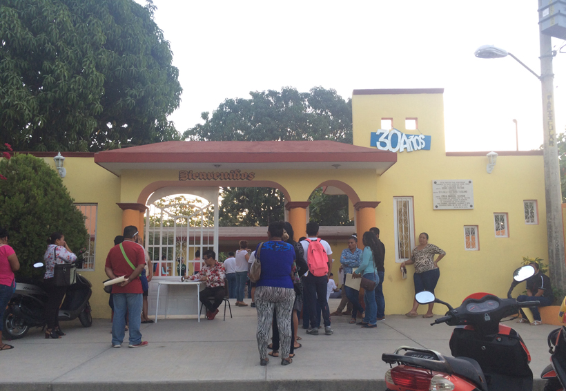 Madrugan para obtener ficha  en la secundaria José A. Baños | El Imparcial de Oaxaca