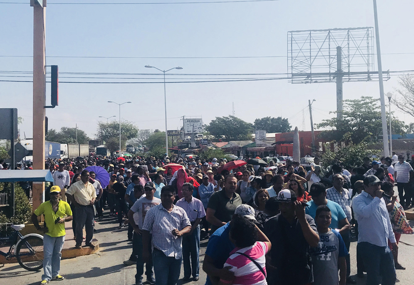 Marchan maestros, piden  reconstrucción en el Istmo de Oaxaca | El Imparcial de Oaxaca