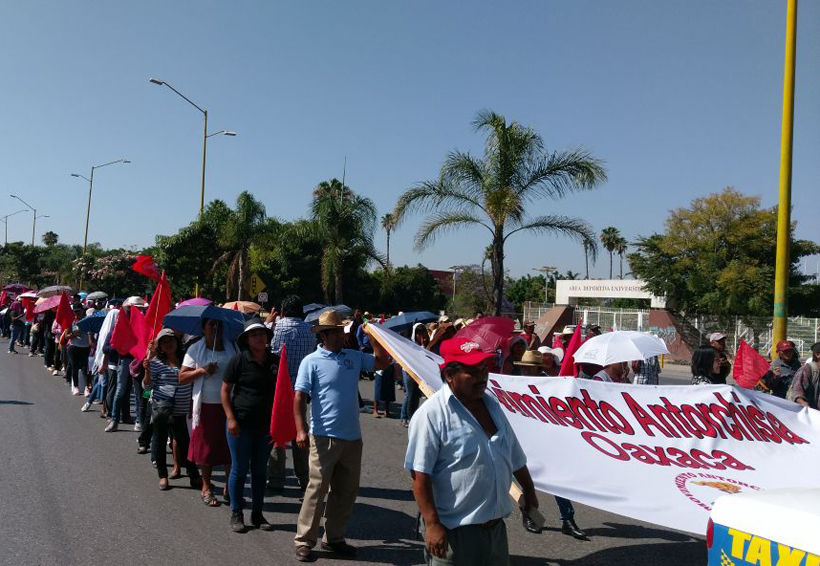 Marcharon antorchistas mixtecos en la capital de Oaxaca