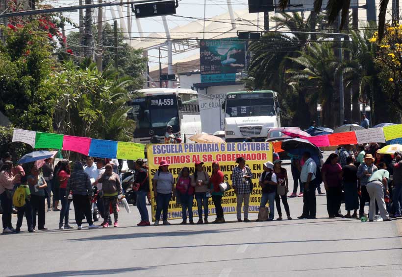 Mega bloqueo desquicia  el norte de Oaxaca