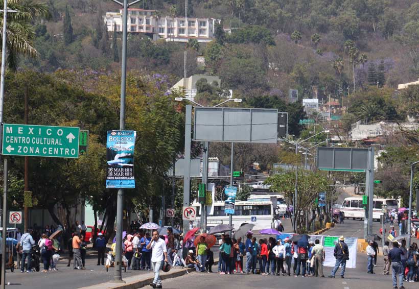 Mega bloqueo desquicia  el norte de Oaxaca