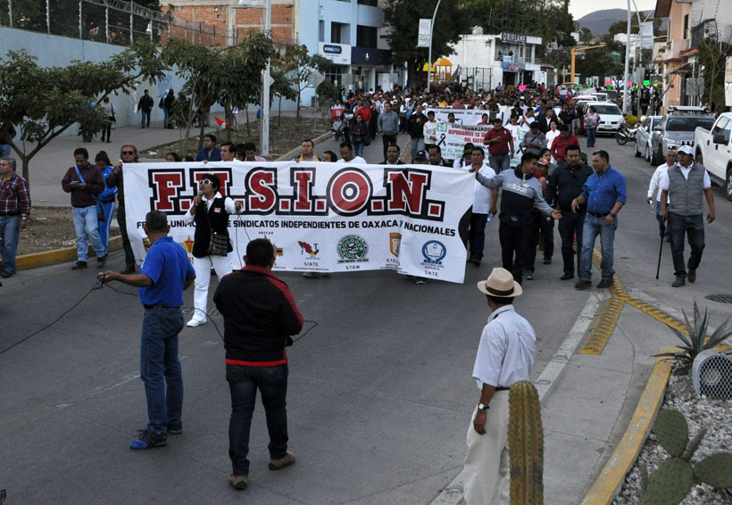 Marchan trabajadores en Oaxaca; reaparece vandalismo | El Imparcial de Oaxaca