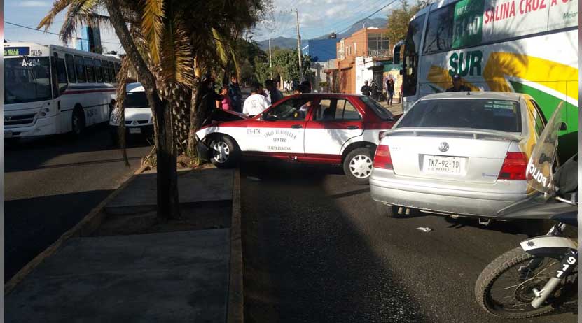 Aparatoso choque en bulevar Eduardo Vasconcelos de Oaxaca deja una lesionada | El Imparcial de Oaxaca Aparatoso choque en bulevar Eduardo Vasconcelos de Oaxaca deja una lesionada | El Imparcial de Oaxaca