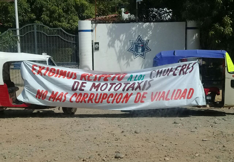 Toman mototaxistas del Istmo el cuartel de Policía | El Imparcial de Oaxaca