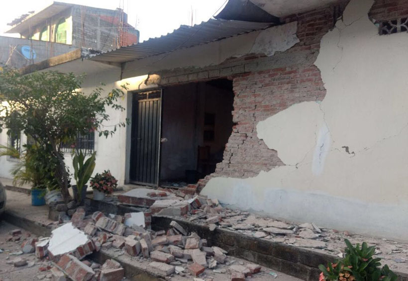 Sismo, daños materiales y susto en Pinotepa Nacional