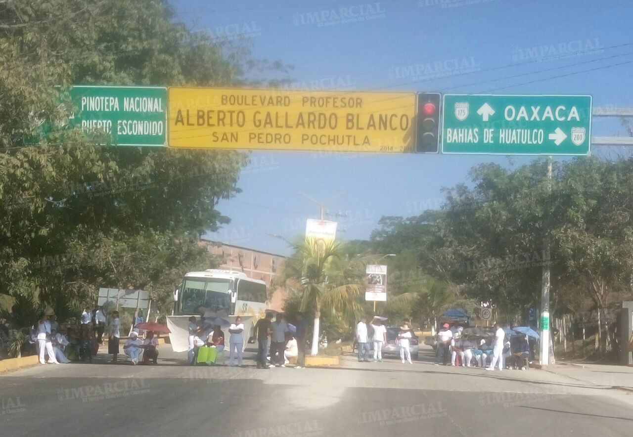 Trabajadores de la salud bloquean crucero de Pochutla | El Imparcial de Oaxaca