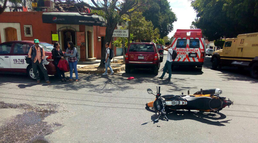 Embiste taxi foráneo a motociclistas en calles de Oaxaca | El Imparcial de Oaxaca