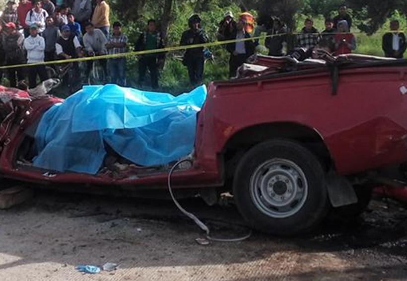Dos muertos deja fuerte choque entre combi y auto particular en autopista | El Imparcial de Oaxaca