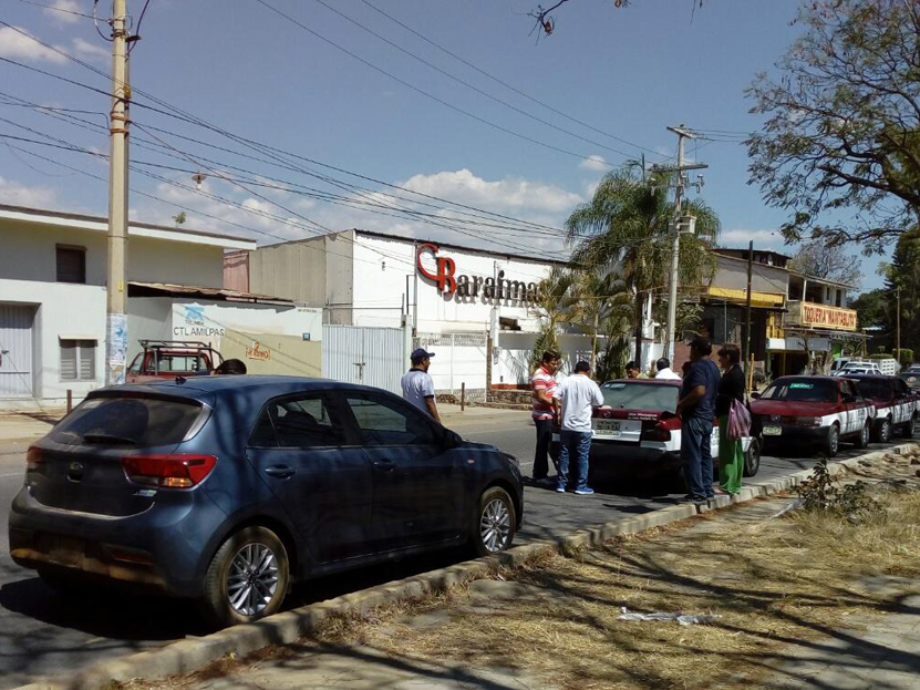 Chocan coche y taxi; ‘bajan’ a pasajera en San Agustín Yatareni, Oaxaca | El Imparcial de Oaxaca