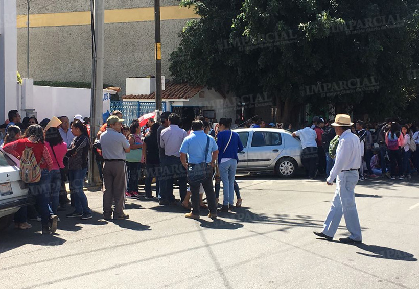 S-22 y normalistas se manifiestan en la DDHPO | El Imparcial de Oaxaca
