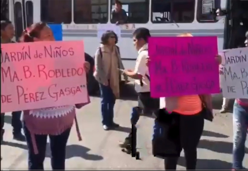 Padres bloquean calles para pedir un alto a robos en jardín de niños de Oaxaca | El Imparcial de Oaxaca