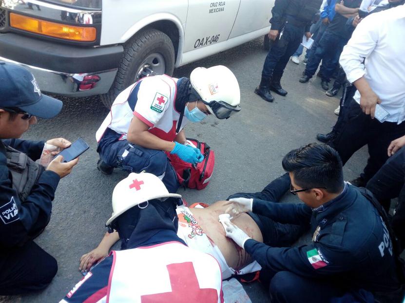 Herido al intentar ayudar a su amigo en riña con comerciantes del Mercado de Abasto, Oaxaca