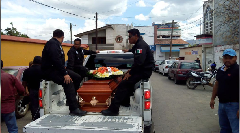 Dolor y amargura en el sepelio de David | El Imparcial de Oaxaca