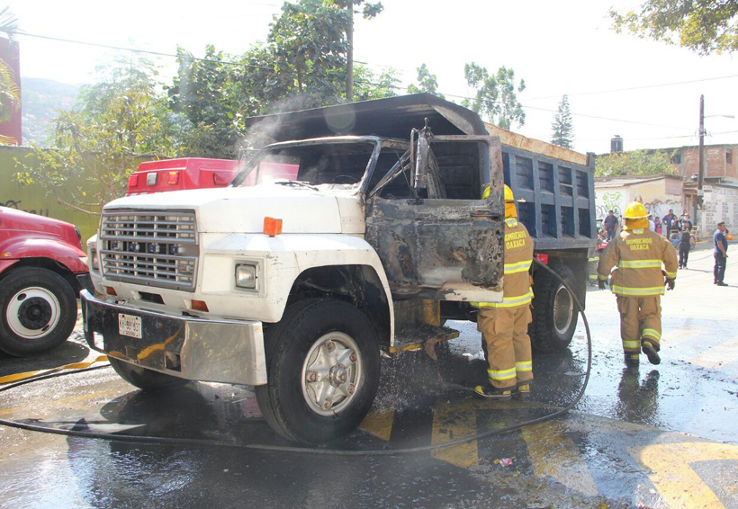 Intentan quemar volteo con conductor dentro en San Juan Chapultepec