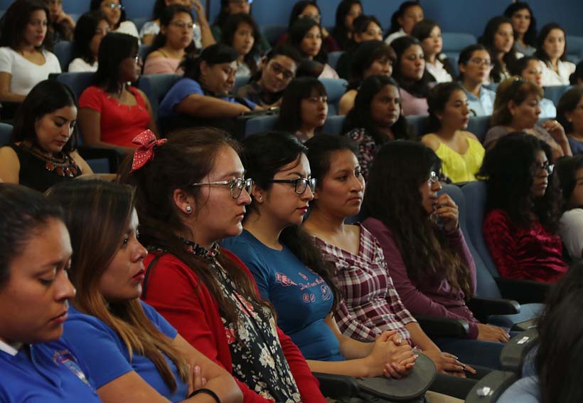 Mujeres, más del 50 por ciento de estudiantes en la UABJO