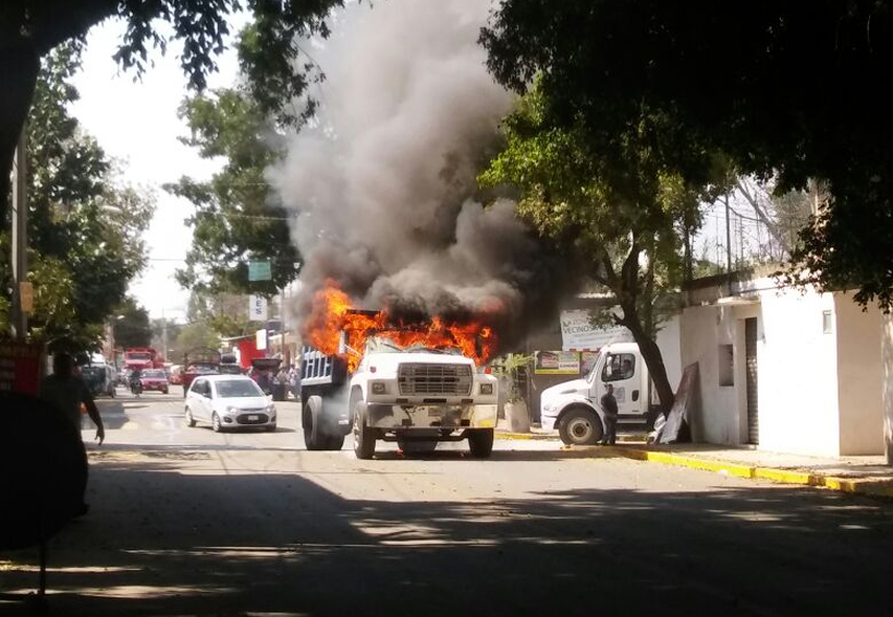 Intentan quemar volteo con conductor dentro en San Juan Chapultepec