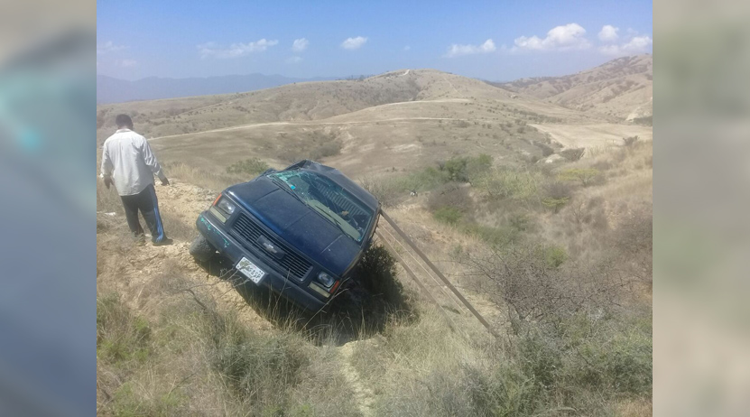 Maneja borracho su camioneta y vuelca en agencia de Santa María Atzompa | El Imparcial de Oaxaca