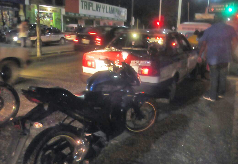 Chocan moto y taxi en camino a Zaachila | El Imparcial de Oaxaca