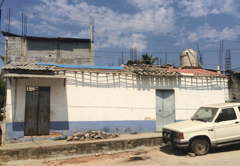 A un mes de sismo, la ayuda no llega a la Costa de Oaxaca