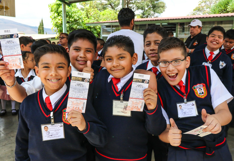 Alebrijes de Oaxaca visitaron la  Escuela Adolfo López Mateos