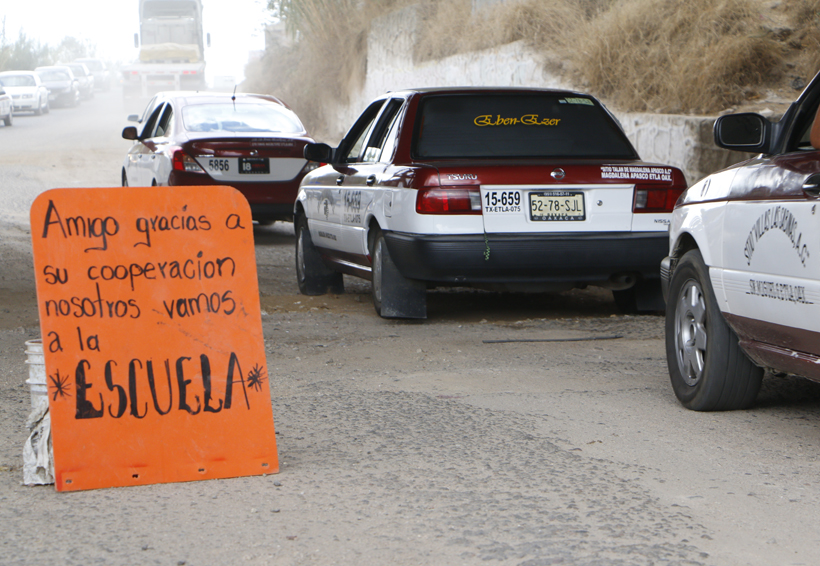 Se autoemplea tapando baches de obras en mal estado en Oaxaca