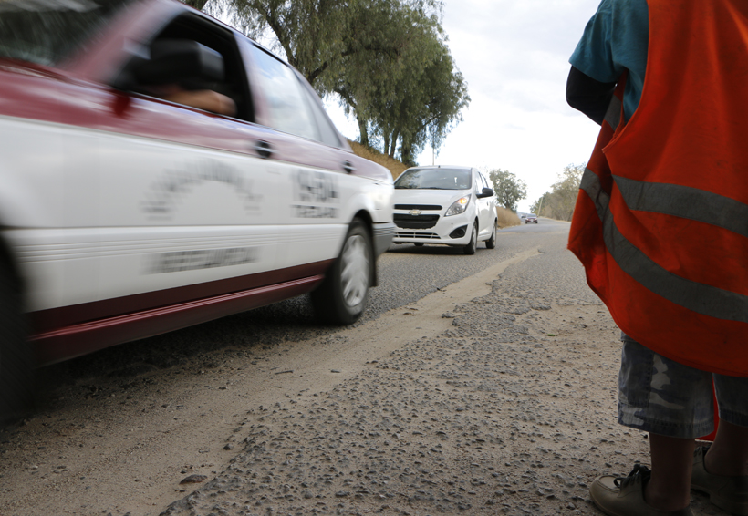 Se autoemplea tapando baches de obras en mal estado en Oaxaca