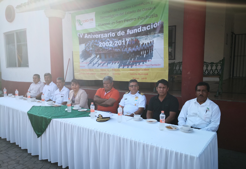 Celebran 15 aniversario del  Cecyteo en Puerto Ángel, Oaxaca