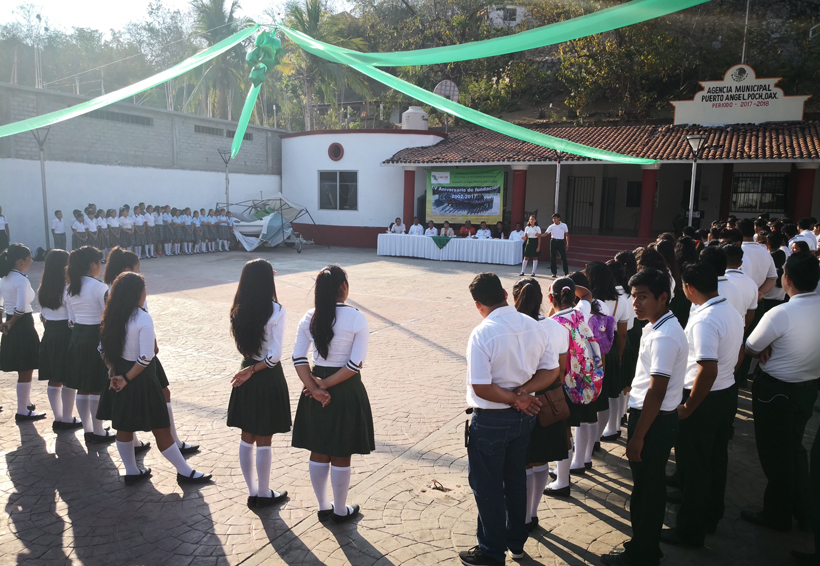 Celebran 15 aniversario del  Cecyteo en Puerto Ángel, Oaxaca