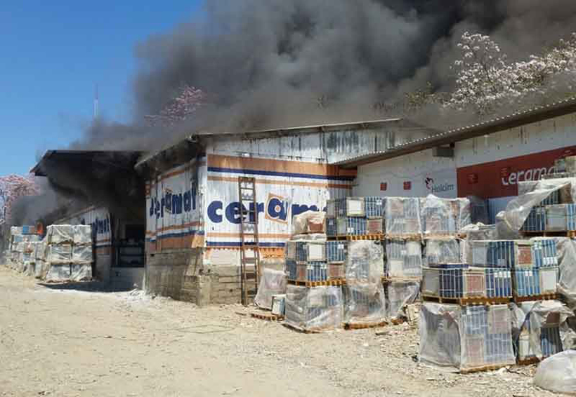 Arde bodega de materiales de construcción | El Imparcial de Oaxaca