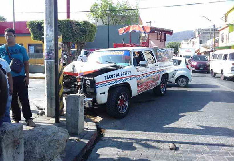 Camioneta estampada en un poste | El Imparcial de Oaxaca