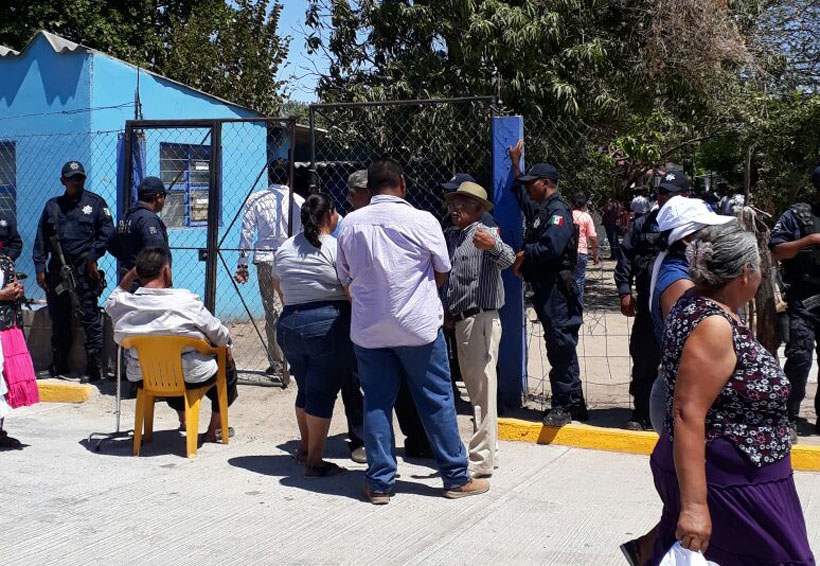 Damnificados se manifiestan  por llegada de Murat al Istmo de Oaxaca