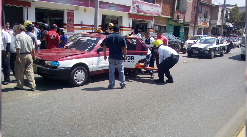 Choque de taxis deja seis heridos en el bulevar Guadalupe Hinojosa, Oaxaca | El Imparcial de Oaxaca Choque de taxis deja seis heridos en el bulevar Guadalupe Hinojosa, Oaxaca | El Imparcial de Oaxaca