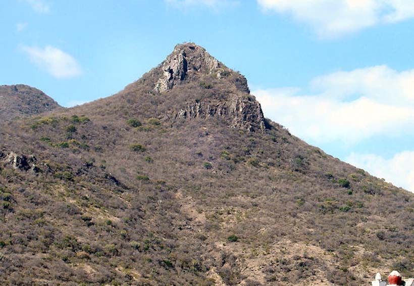 Sale lesionado tras caída de peñasco en cerro de Teotitlán