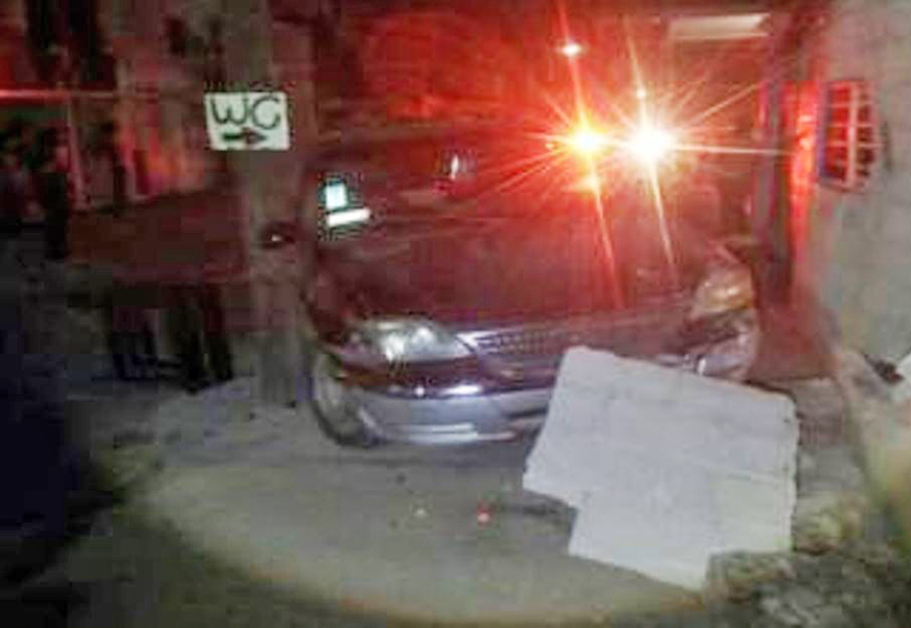 En Huajuapan, hombre de 60 años quería estacionarse… se lleva la barda del vecino