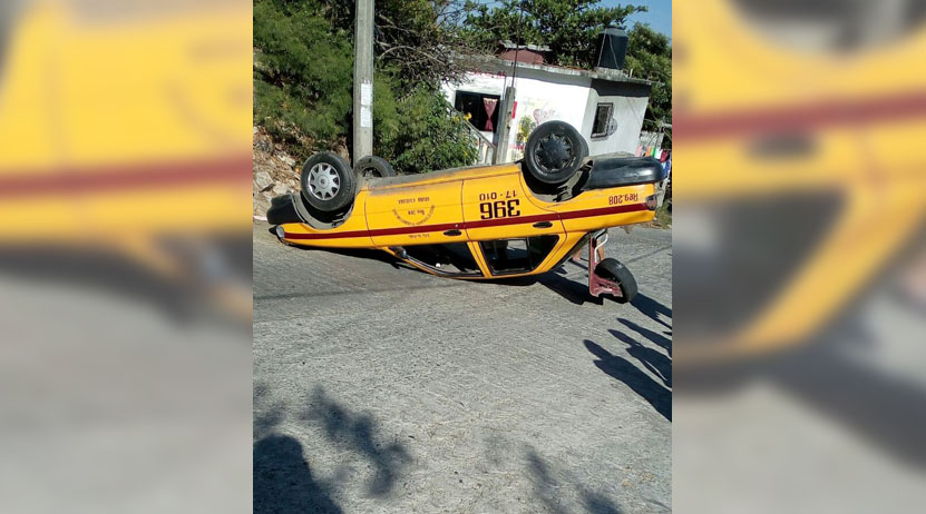Taxi queda llantas pa’ arriba en avenida Costera de Salina Cruz, Oaxaca | El Imparcial de Oaxaca