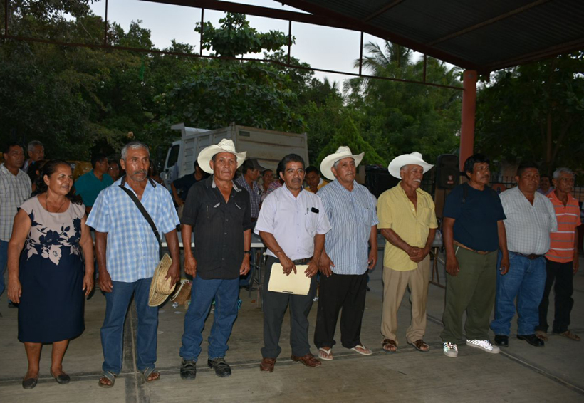Eligen a nuevos líderes  comunales en Tonameca, Oaxaca