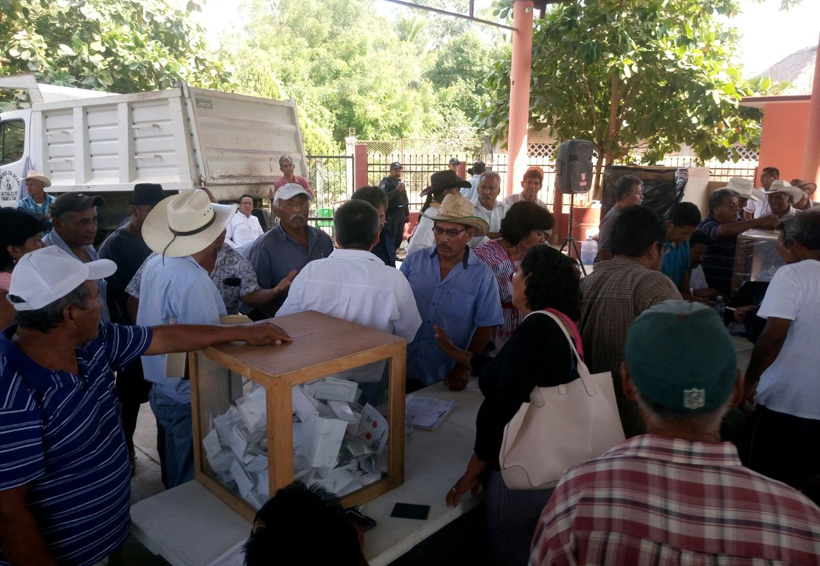 Eligen a nuevos líderes  comunales en Tonameca, Oaxaca