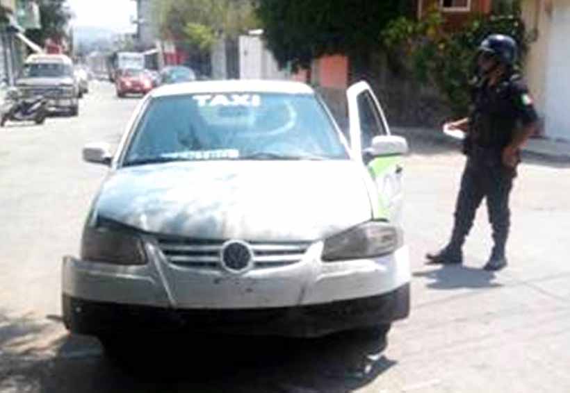 Embiste taxi  a motociclista en Huajuapan de León, Oaxaca