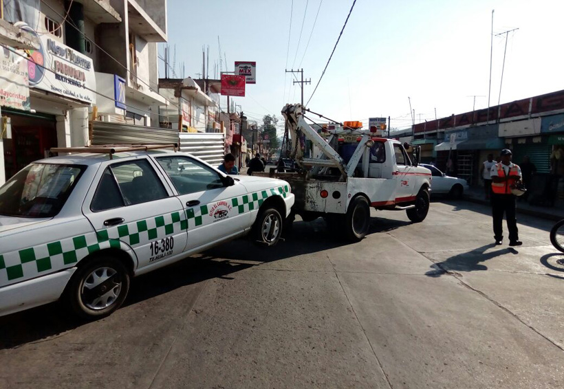Llevan taxi al corralón por hacer doble fila en Huajuapan, Oaxaca | El Imparcial de Oaxaca