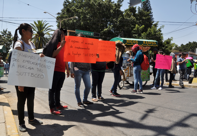 Trabajadores de telebachilleratos realizan bloqueo | El Imparcial de Oaxaca