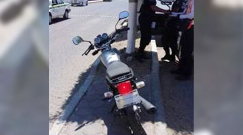 Taxista arrolla a moto y emprende la huída en Huajuapan