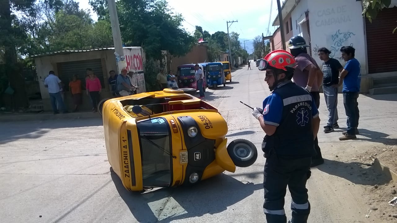 Conductor y pasajeros abandonan motocarro tras volcar a media calle en Zaachila