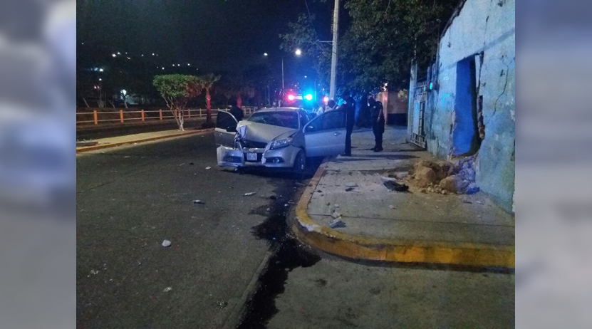 Marino se estrella contra una casa y la tira; iba ebrio | El Imparcial de Oaxaca