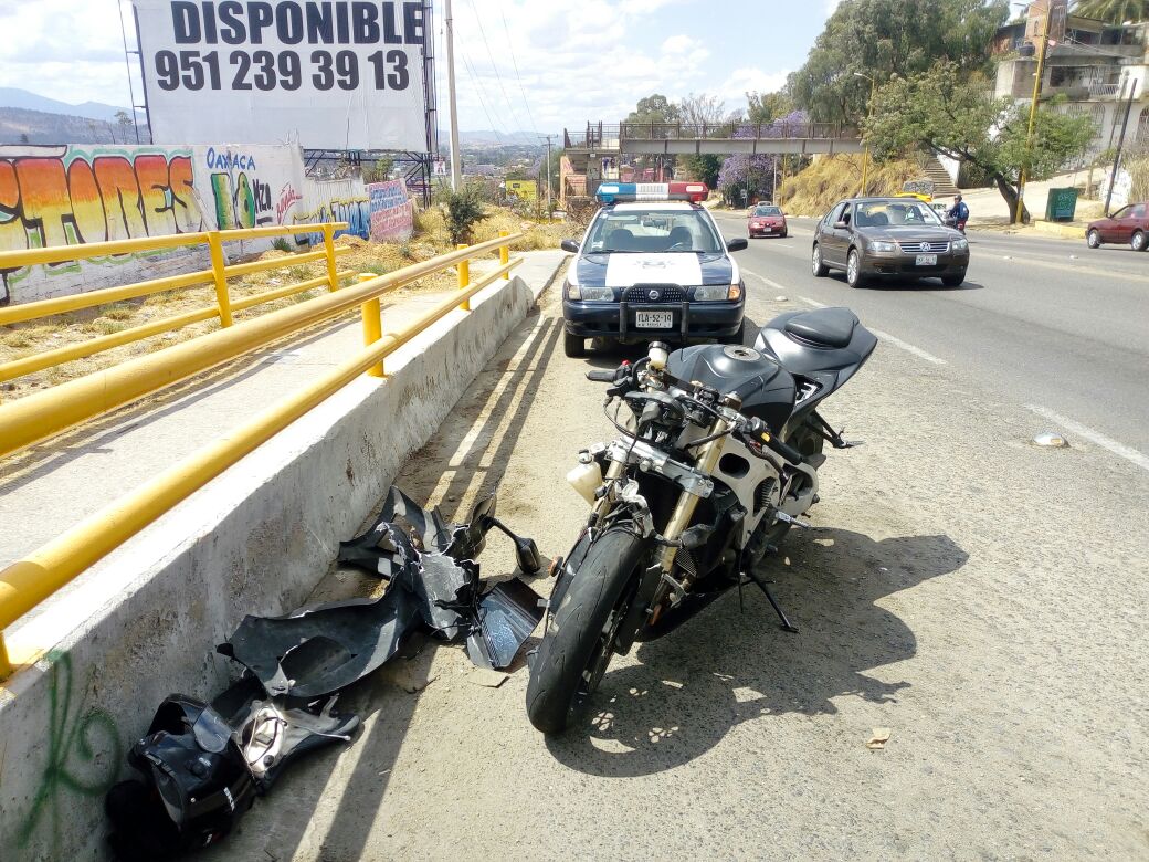 Auto da vuelta prohibida y choca con moto en el Cerro del Fortín, Oaxaca | El Imparcial de Oaxaca